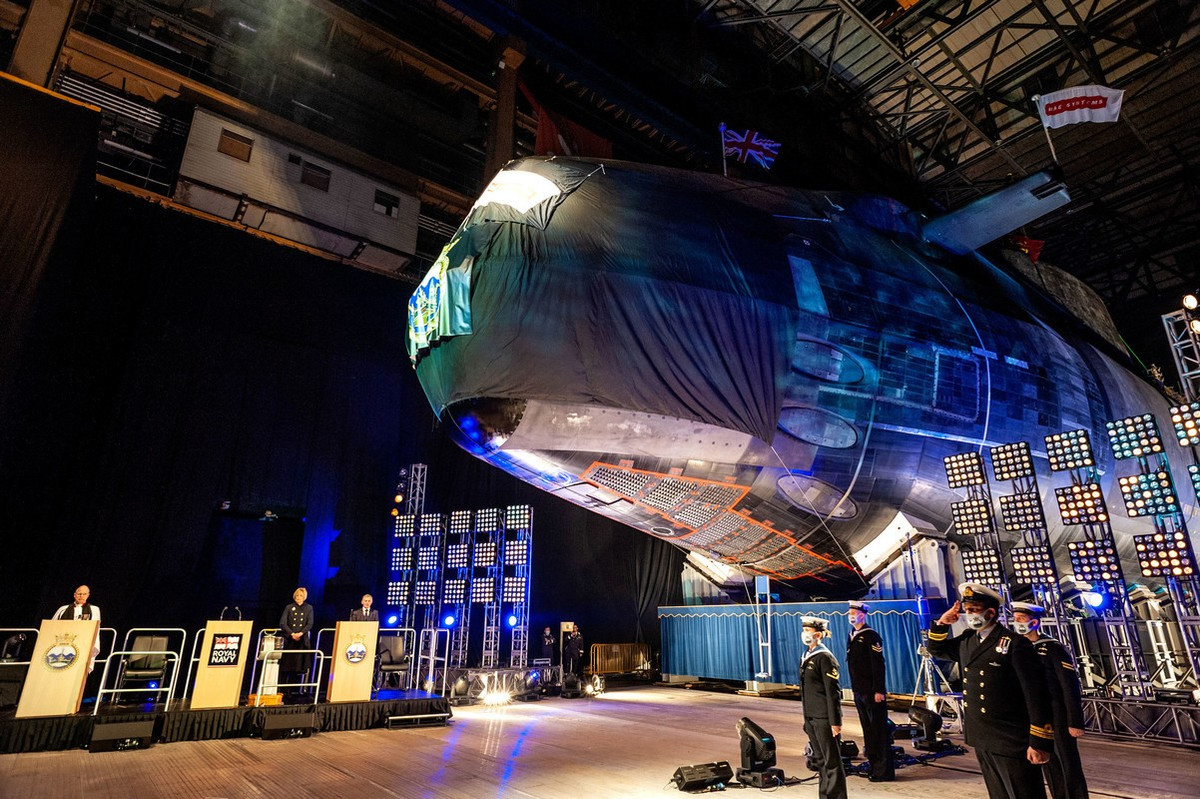 Tuy nhiên, lớp tàu ngầm Astute về khả năng chỉ tương đương với tàu ngầm tiến công hạt nhân lớp Virginia của Mỹ, lớp Yasen của Nga và thậm chí cũng chỉ "sánh ngang" tàu ngầm hạt nhân mới đầy tham vọng của Trung Quốc mà thôi. Điều này chứng tỏ Hải quân Anh chỉ còn là "cái bóng" của chính họ trong quá khứ. Nguồn ảnh: TheAtlantic.