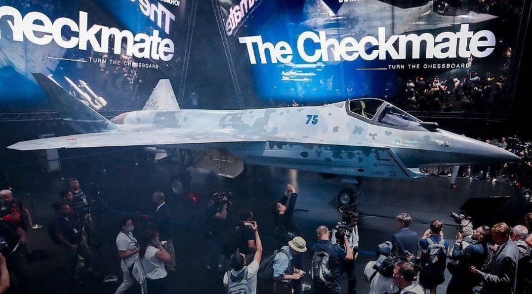 Su-75 với thiết kế cánh và thân hợp nhất, được lấy từ khái niệm '"cánh bay" của máy bay ném bom tàng hình B-2 của Mỹ. Do đó có thể khẳng định, Su-75 sẽ có khả năng tàng hình như F-22 và F-35; đồng thời Su-75 cũng dựa trên thiết kế triết lý đơn giản của Nga, dẫn đến chi phí bảo dưỡng thấp trong vòng đời. 