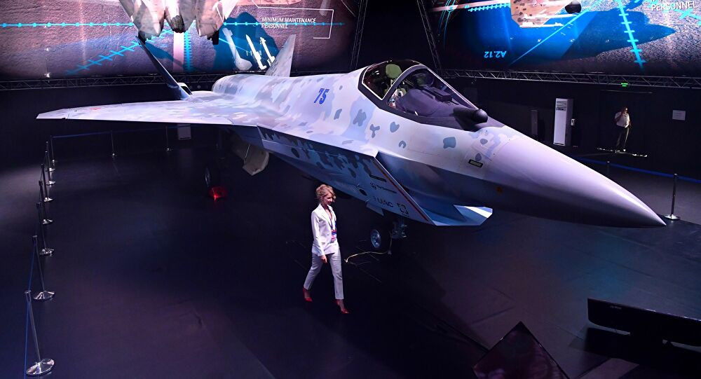 Điều nổi bật là Su-75 cũng tiếp thu những thiết kế trực tiếp từ F-35 của Mỹ. Đầu tiên là hệ thống quan sát quang học góc nhìn rộng, tương tự như hệ thống EODAS/ OTS đã được lắp đặt dưới thân máy bay.