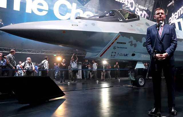 Giám đốc Công ty sản xuất máy bay Thống Nhất Nga (UAC) Yuri Slyusar cũng cho biết, Su-75 có tiềm năng sửa đổi mô-đun để chuyển đổi thành chiến đấu cơ hai chỗ ngồi, bằng cách thay thế phần đầu thân máy bay.