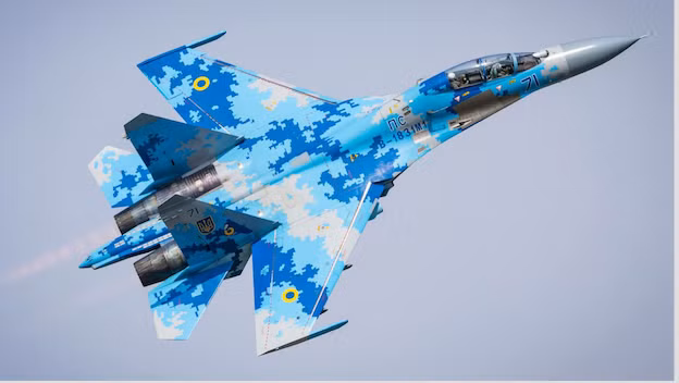 Trong khi đó, số máy bay Su-27 của Ukraine vẫn thua xa các máy bay Su-27 của Nga; kể từ khi Liên Xô tan rã, Kiev vẫn chưa có những nâng cấp gì đáng kể, ngoài lớp vỏ được sơn ngụy trang kiểu pixel và được Ukrainea coi là "nâng cấp lớn".