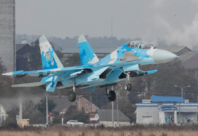 Do không có công nghệ, cùng với kinh phí hạn chế, nên những chiếc Su-27 của Ukraine vẫn sử dụng hệ thống điện tử hàng không, cũng như các hệ thống tác chiến điện tử có từ thời Liên Xô, được trang bị trên loại máy bay này; và đồng nghĩa là không thể sử dụng những vũ khí hiện đại.