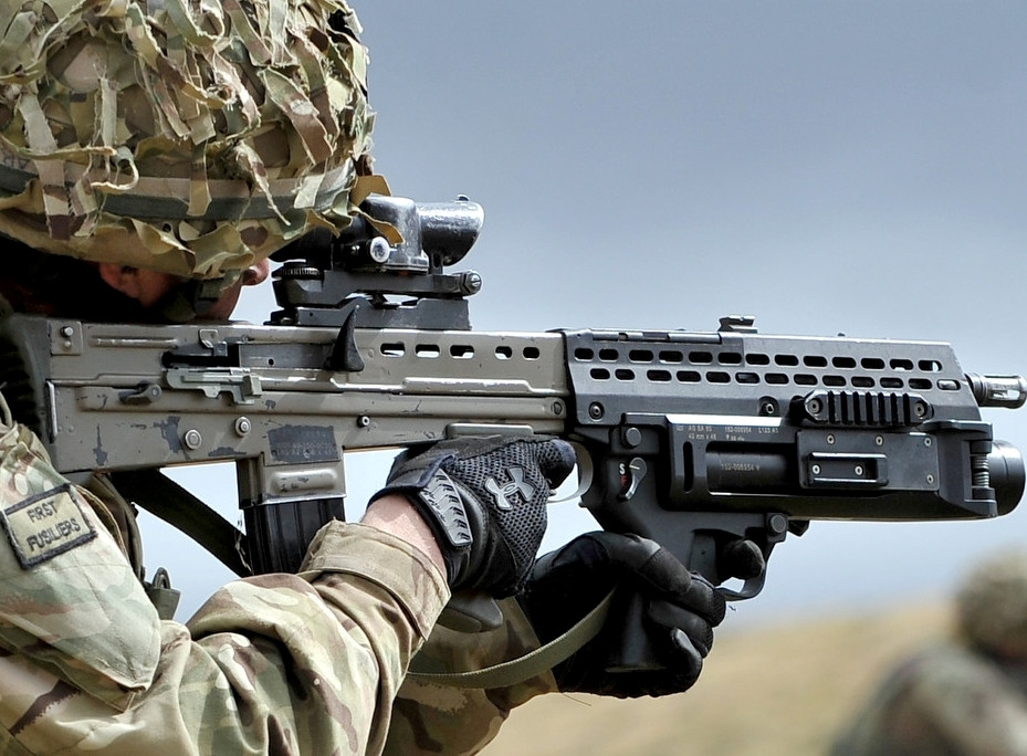 Điểm mạnh nhất của AG36 được chứng minh là khả năng tương thích của nó. Năm 1995, H&amp;K cung cấp một biến thể cho súng trường L85/SA80 của Anh. Người Anh chấp nhận AG36, với tên gọi được đổi thành L123, được lắp trên súng trường tiến công L85A2, được đưa vào sử dụng năm 2002.