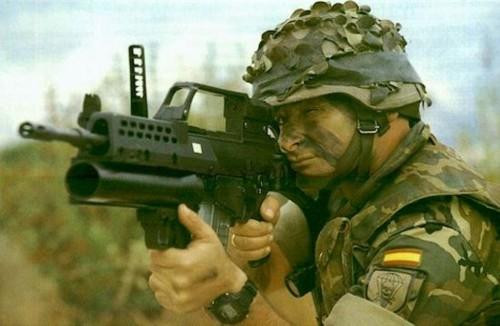 Ngoài ra nhiều quốc gia NATO cũng như các quốc gia khác, sử dụng các mẫu súng trường tiến công do họ phát triển, nhưng sử dụng súng phóng lựu AG36 gắn dưới nòng do H&amp;K sản xuất.