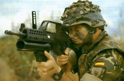 Ngoài ra nhiều quốc gia NATO cũng như các quốc gia khác, sử dụng các mẫu súng trường tiến công do họ phát triển, nhưng sử dụng súng phóng lựu AG36 gắn dưới nòng do H&amp;K sản xuất.