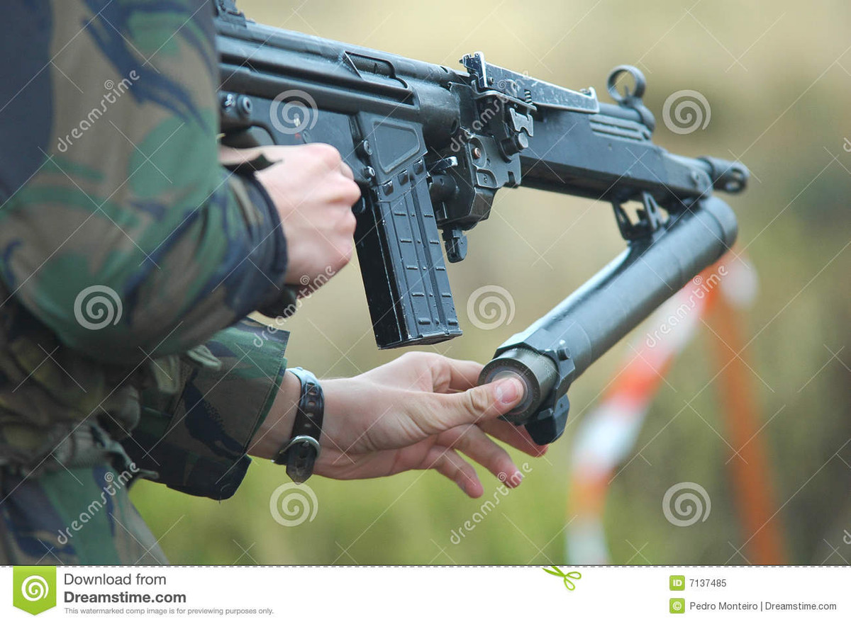 Súng phóng lựu HK79 khác với M203 và những mẫu súng phóng lựu H&amp;K sau này ở chỗ, nó nạp đạn bằng cách gập nòng xuống dưới. Thiết kế này không thực sự có nhiều ưu điểm; bộ phận ngắm của súng phóng lựu được gá lắp vào bên phải của súng.