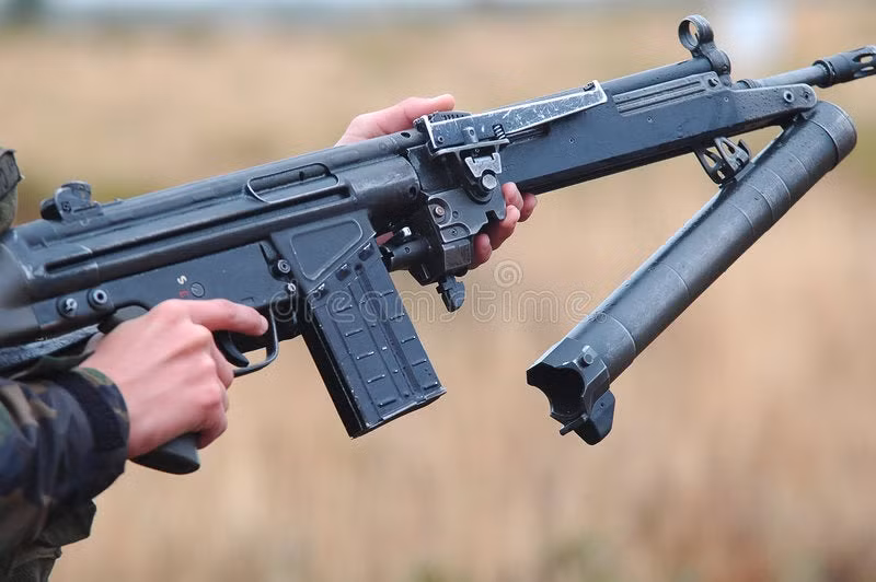 Tuy nhiên, HK79 cũng có vấn đề về trọng lượng, kết cấu hoàn toàn bằng thép của nó, khiến toàn bộ cả súng trường tiến công và súng phóng lựu có trọng lượng rất nặng. Mẫu này đã được một số quốc gia sử dụng, trong đó có Na Uy, cho súng trường AG3-F1.