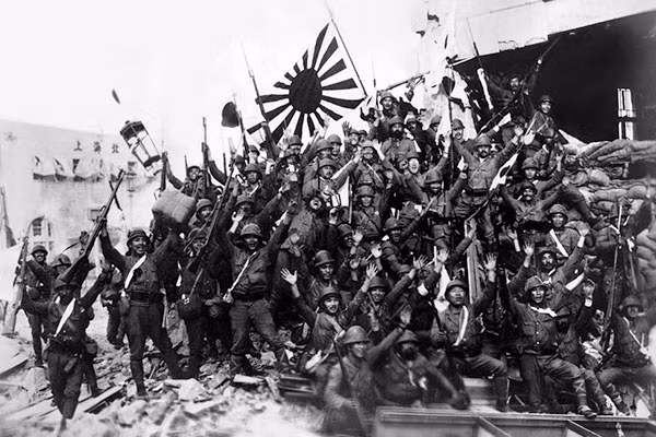 Sau khi lực lượng Mỹ thất thủ ở Bataan ngày 25/1/1942, Nhật bắt đầu chuẩn bị cho chiến dịch pháo kích các pháo đài nổi ở vịnh Manila. Từ ngày 5/2, dưới sự chỉ huy của thiếu tướng Toshinori Kondo, quân Nhật sử dụng hai pháo 155 mm và 4 pháo 105 mm công kích pháo đài Fort Drum. Tuy nhiên, pháo đài này vẫn nguyên vẹn dù bị trúng hơn 100 quả đạn pháo.