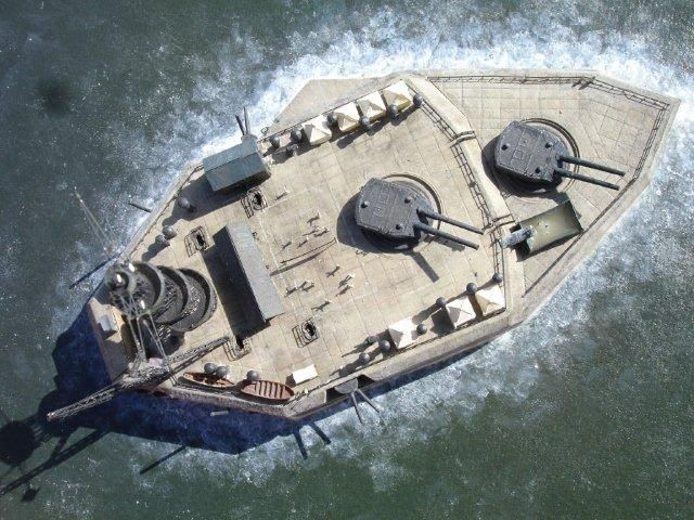 Pháo đài Fort Drum được trang bị 13 pháo các loại, chia thành 4 khẩu đội. Khẩu đội chủ lực gồm Wilson và Marshall, được trang bị hai tháp pháo nòng đôi cỡ 355,6 mm, có khả năng bắn chìm mọi tàu chiến vào thời điểm đó từ khoảng cách hơn 20 km.