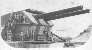 Mỹ còn bố trí lực lượng đồn trú gồm 200 binh sĩ trong pháo đài, được trang bị nhiều đèn pha đường kính 2,4 m để hỗ trợ chiến đấu ban đêm. Quá trình xây dựng Fort Drum được tiến hành trong giai đoạn 1909-1919. Sau khi hoàn thành, nó được coi là pháo đài bất khả xâm phạm, với mọi loại vũ khí trên thế giới vào thời điểm đó.