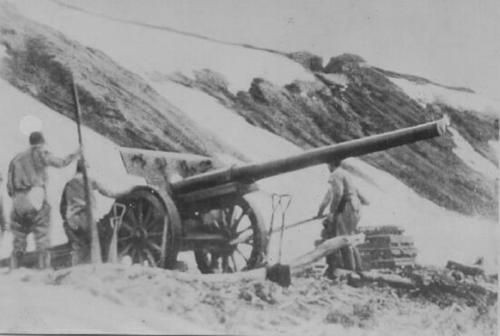 Giữa tháng 2/1942, Nhật Bản tăng cường hỏa lực bằng hai pháo 150 mm. Các pháo đài Mỹ tìm cách bắn trả nhưng đều trượt mục tiêu vì không có trinh sát chỉ điểm vị trí địch. Sau khi thiếu tá Jess Villamor chụp ảnh các khẩu đội pháo Nhật từ trên không, quân Mỹ mới có những phát bắn trúng đích đầu tiên.
