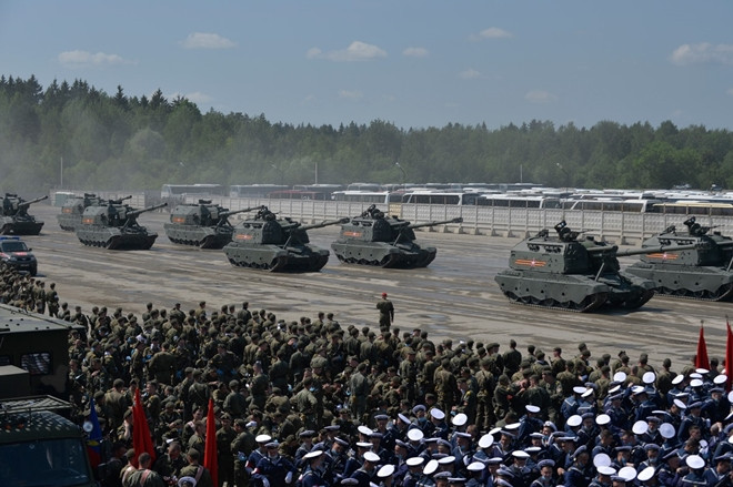 Được biết, hơn 12,5 nghìn người cùng hơn 190 vũ khí và trang thiết bị, bao gồm cả xe tăng T-34 huyền thoại của trong chiến tranh thế giới thứ hai cũng tham gia vào cuộc duyệt binh ở trung tâm thủ đô Moscow.