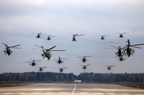 Lực lượng không quân tham gia diễu hành Chiến thắng có quy mô rất lớn. Bao gồm nhiều loại máy bay quân sự và máy bay trực thăng, từ trực thăng hạng nặng Mi-26, Ka-52 Alligator đến máy bay ném bom chiến lược Tu-160 "Thiên nga trắng" và Tu-95MS. Ngoài ra, còn có các máy bay chiến đấu Su-35S hiện đại và máy bay ném bom chiến thuật Su-34.