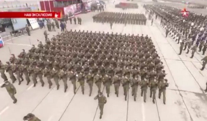 Bộ Quốc phòng Liên bang Nga cho biết, đội hình duyệt binh sẽ gồm 37 khối. Trong đó bao gồm các sĩ quan, hạ sĩ quan và binh sĩ của lực lượng vũ trang Nga, học viên của các trường đại học quân sự, cũng như đại diện của các cơ quan thực thi pháp luật khác và quân đội Cossack. Trong buổi duyệt binh năm nay lần đầu tiên quân cảnh của Quân khu Trung tâm cũng sẽ tham gia diễu hành.