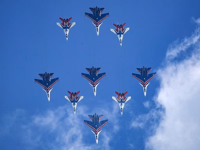 Điểm nhấn trong phần duyệt binh của lực lượng không quân, là màn trình diễn nhào lộn trên không của những chiến đấu cơ Su-30SM và MiG-29.