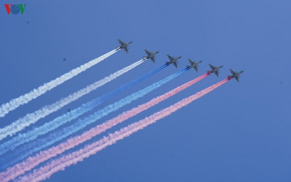 Buổi duyệt binh sẽ kết thúc bằng màn trình diễn của các máy bay Su-57 bay ngang qua trung tâm Moscow và các máy bay MiG-31K với tên lửa siêu thanh Dagger. Sáu máy bay cường kích Su-25 sẽ vẽ lên bầu trời lễ hội bằng màu cờ Nga