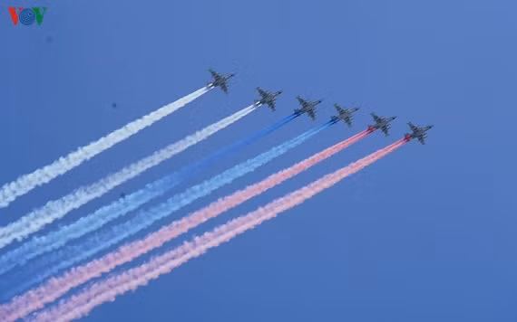 Buổi duyệt binh sẽ kết thúc bằng màn trình diễn của các máy bay Su-57 bay ngang qua trung tâm Moscow và các máy bay MiG-31K với tên lửa siêu thanh Dagger. Sáu máy bay cường kích Su-25 sẽ vẽ lên bầu trời lễ hội bằng màu cờ Nga