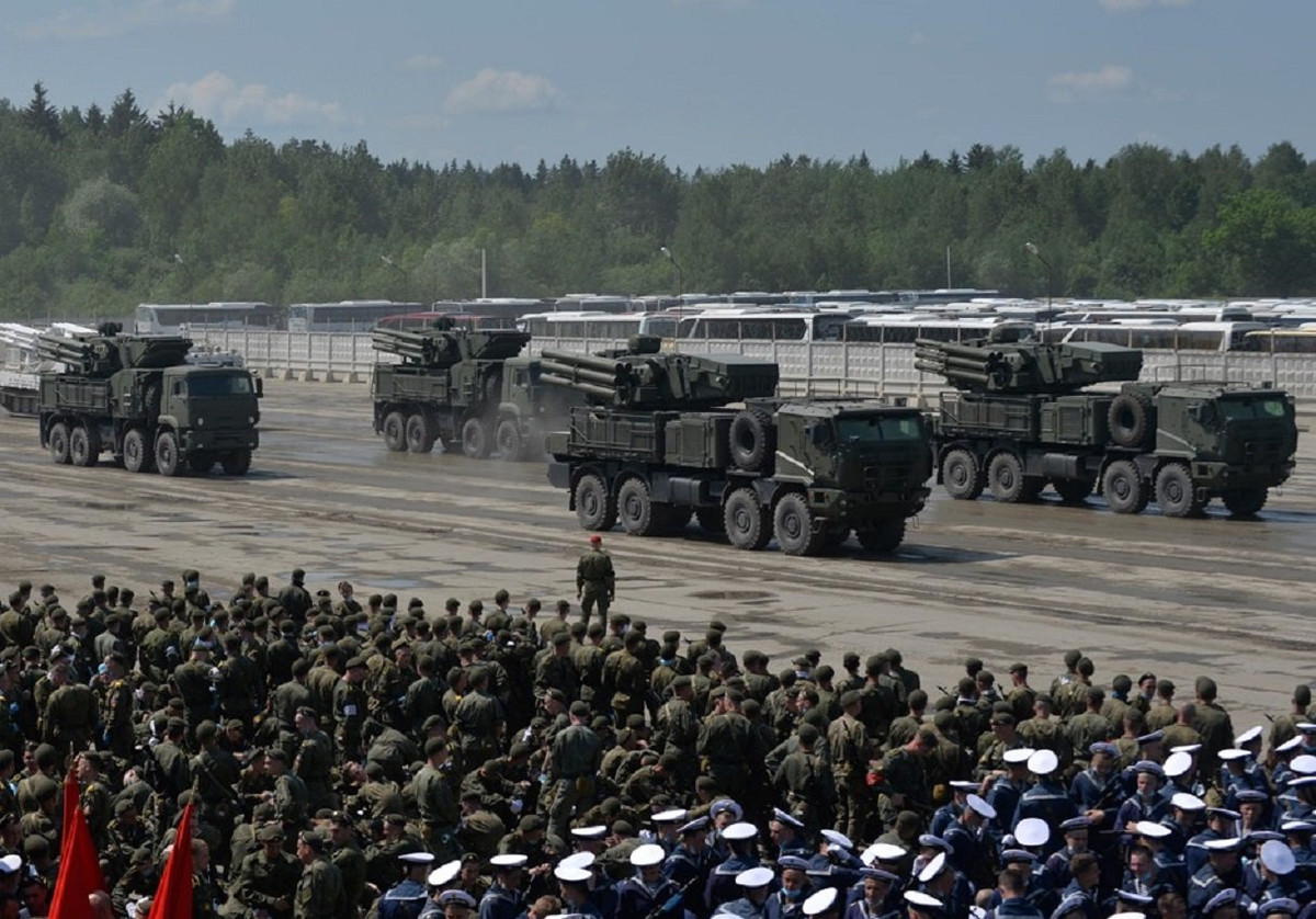 Ngoài ra, lực lượng cơ giới sẽ giới thiệu 35 loại phương tiện mới được hiện đại hóa. 76 máy bay tương ứng với số năm đã trôi qua kể từ Ngày Chiến thắng, sẽ bay trên bầu trời Quảng trường Đỏ.