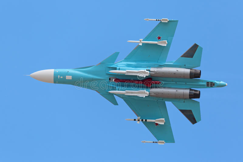 Được chế tạo với vai trò tiến công mặt đất, Su-34 có 12 mấu cứng trải dài trên cánh và thân máy bay, với tổng trọng tải vũ khí mang theo lên tới 12 nghìn kg và phạm vi hoạt động lên tới 4 nghìn km mà không cần tiếp nhiên liệu.