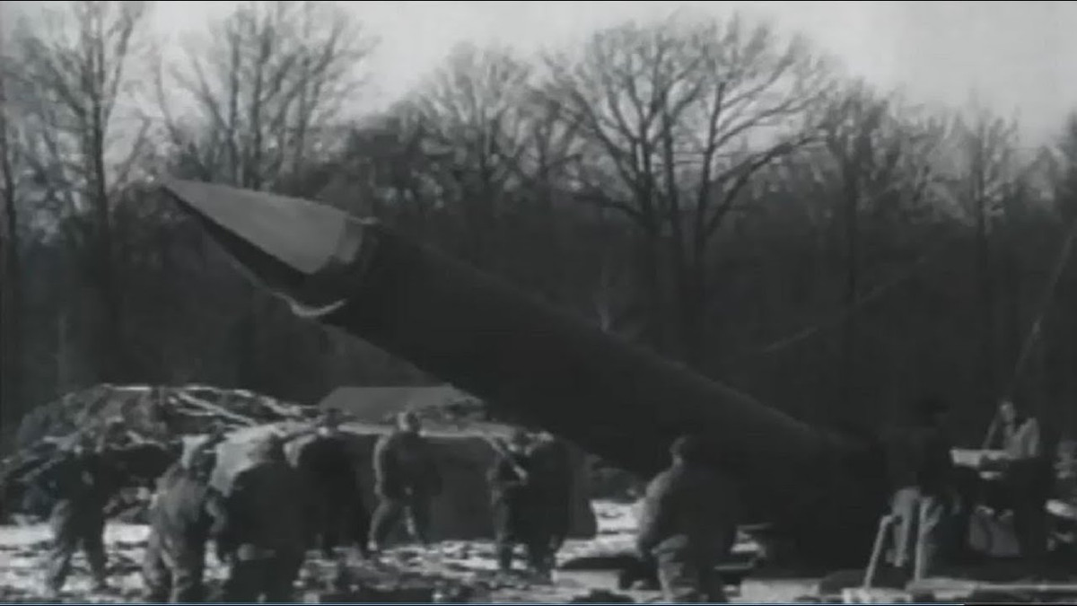 Với sự trợ giúp của liều phóng tương đối nhỏ, có thể phóng một quả bom lên trên không, ở khoảng cách vài trăm mét so với mặt đất. Thực hành thử nghiệm này, rẻ hơn nhiều so với ném bom từ máy bay. Ngoài ra, các cuộc thử nghiệm bằng súng cối Little David không phụ thuộc vào bất kỳ điều kiện thời tiết nào.