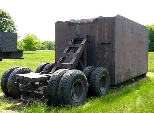 Để giữ được khẩu cối khổng lồ này không bị giật tung lên khi bắn, Little David khi bắn, bàn đế được chôn xuống đất. Kích thước của bàn đế được chôn xuống đất (dài x rộng x cao) là 5.500x3.360x3.000 mm. Việc khai hỏa của Little David được kích hoạt bằng điện.