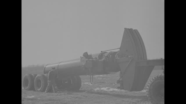 Việc bắn thử nghiệm cho thấy, tầm bắn tối đa của đạn là 8.690 mét. Thời gian 12 giờ để lắp đặt súng cối vào vị trí chiến đấu là quá dài. Mặc dù, so với thời gian triển khai pháo Dora của Đức thì không thấm vào đâu. Bản thân Little David cũng cơ động hơn nhiều, khi chỉ cần hai xe chở tăng bánh lốp M26 có thể được sử dụng để vận chuyển nó.