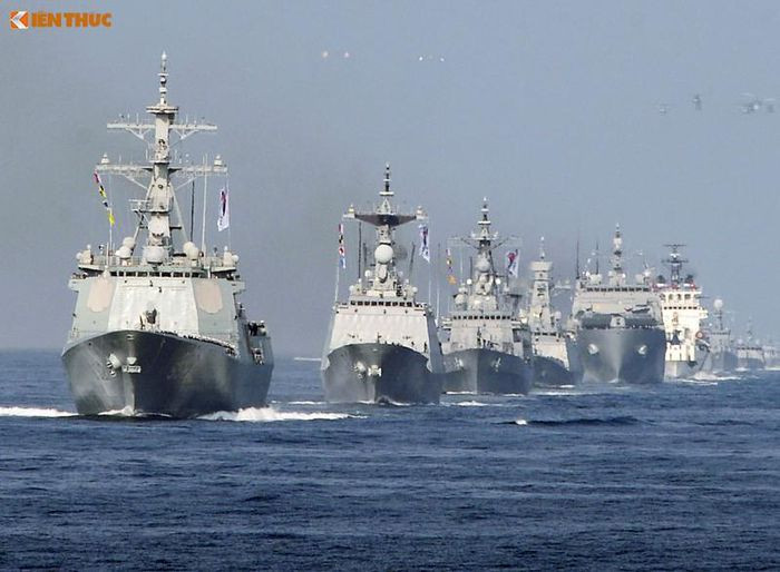 Cuối cùng là Hải quân Hàn Quốc, với một hạm đội lớn gồm 12 tàu khu trục hiện đại và một chương trình tàu sân bay, cho đến nay đã đóng được hai tàu sân bay Lớp Dodko có kích thước khiêm tốn nhưng cực kỳ hiệu quả và tinh vi, có khả năng đóng góp vào các nỗ lực chống tàu ngầm.