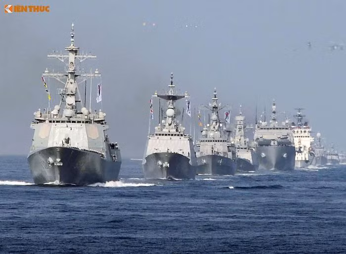 Cuối cùng là Hải quân Hàn Quốc, với một hạm đội lớn gồm 12 tàu khu trục hiện đại và một chương trình tàu sân bay, cho đến nay đã đóng được hai tàu sân bay Lớp Dodko có kích thước khiêm tốn nhưng cực kỳ hiệu quả và tinh vi, có khả năng đóng góp vào các nỗ lực chống tàu ngầm.