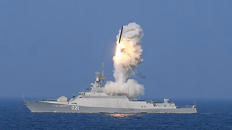 Các tàu chiến cũ hơn đã được Hải quân Nga trang bị lại bằng các tên lửa hiện đại để tăng cường khả năng chiến đấu, với tên lửa hành trình Kalibr và P-800 được đánh giá là một trong những tên lửa mạnh nhất trên thế giới. Ngoài ra còn được bổ sung bởi tên lửa hành trình siêu thanh Zicron, có tốc độ khoảng Mach 10 và tấn công mục tiêu ở cự ly xa với độ chính xác cao.