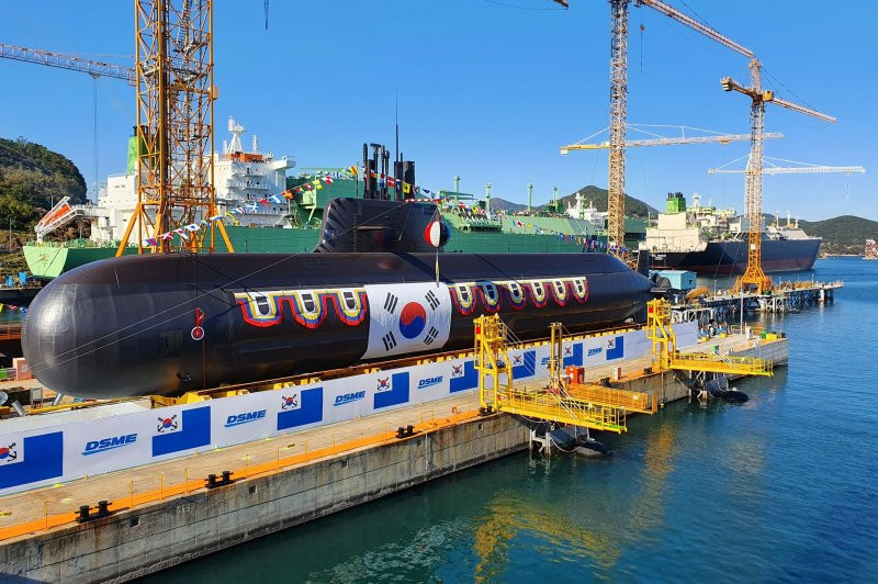 Ngoài ra, Hàn Quốc còn có 16 tàu ngầm tấn công được đánh giá là một trong những tàu tấn công diesel đáng gờm nhất trên thế giới, trong khi các tàu khu trục nhỏ và tàu hộ tống của nước này cũng thuộc hàng đẳng cấp thế giới.