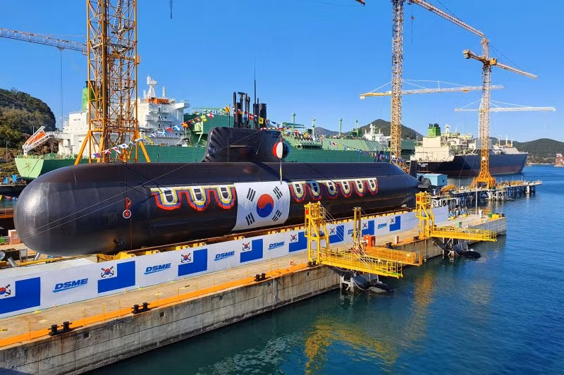 Ngoài ra, Hàn Quốc còn có 16 tàu ngầm tấn công được đánh giá là một trong những tàu tấn công diesel đáng gờm nhất trên thế giới, trong khi các tàu khu trục nhỏ và tàu hộ tống của nước này cũng thuộc hàng đẳng cấp thế giới.
