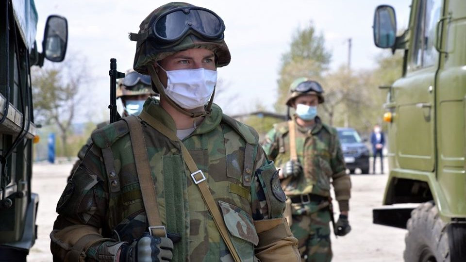 Moldova không phải là thành viên của bất kỳ khối quân sự nào, điều khoản này được ghi trong Hiến pháp của đất nước. Quân đội của nước này khá khiêm tốn, chỉ với 5.100 quân với ngân sách quốc phòng hàng năm là 30 triệu USD.