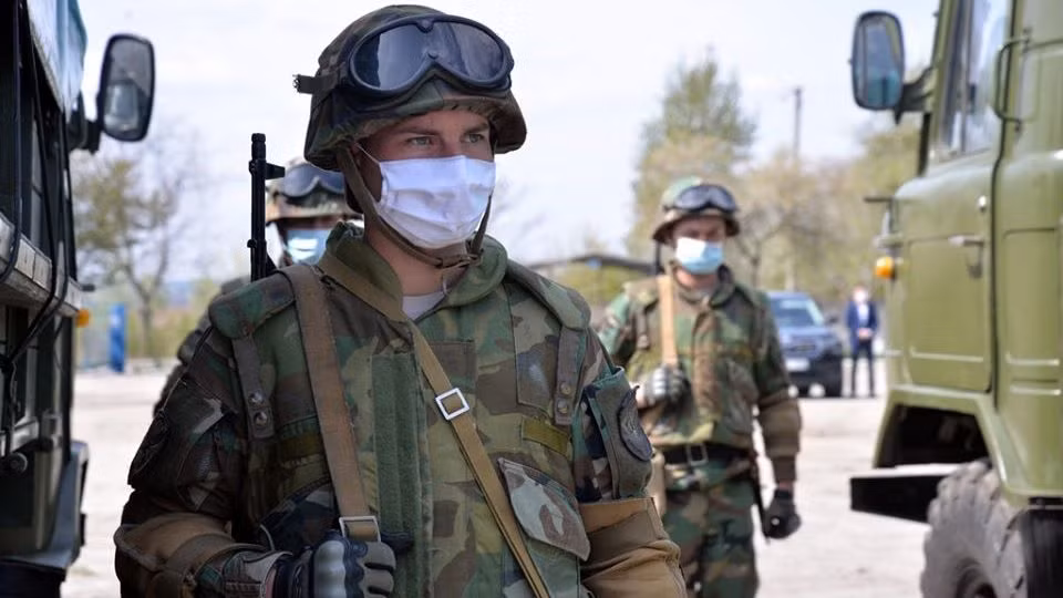 Moldova không phải là thành viên của bất kỳ khối quân sự nào, điều khoản này được ghi trong Hiến pháp của đất nước. Quân đội của nước này khá khiêm tốn, chỉ với 5.100 quân với ngân sách quốc phòng hàng năm là 30 triệu USD.