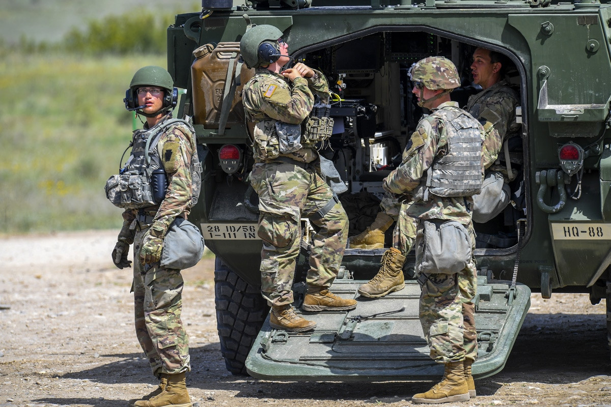 Quân đội Bắc Macedonia không có xe tăng chiến đấu chủ lực; lực lượng mặt đất có ít hơn 100 đơn vị pháo binh và khoảng 50 xe bọc thép hạng nhẹ, chủ yếu có nguồn gốc Liên Xô. Lực lượng không quân cũng không có máy bay chiến đấu. Sức mạnh hải quân được đại diện bởi hai tàu tuần tra của Cảnh sát biển.