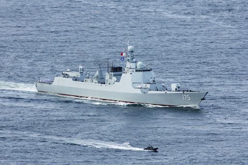 Trong quá trình đổ bộ, khu trục hạm Type 052D, tàu hộ vệ Type 054A và một tàu hỗ trợ làm nhiệm vụ cảnh giới vòng ngoài, trong khi một tiêm kích Su-30 MKK và một máy bay ném bom H-6K yểm trợ từ trên không.