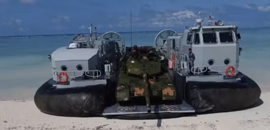 Đồng thời, hai tàu đổ bộ đổ bộ Kiểu 071 cũng được trang bị một số tàu đổ bộ đệm khí loại 726A "Mustang". Đánh giá từ số lượng thân tàu được công bố, chúng bao gồm các tàu tương đối mới số 3320 và số 3334. Ngoài ra, có một tàu đổ bộ đệm khí cỡ lớn Bison tham gia cuộc tập trận này.