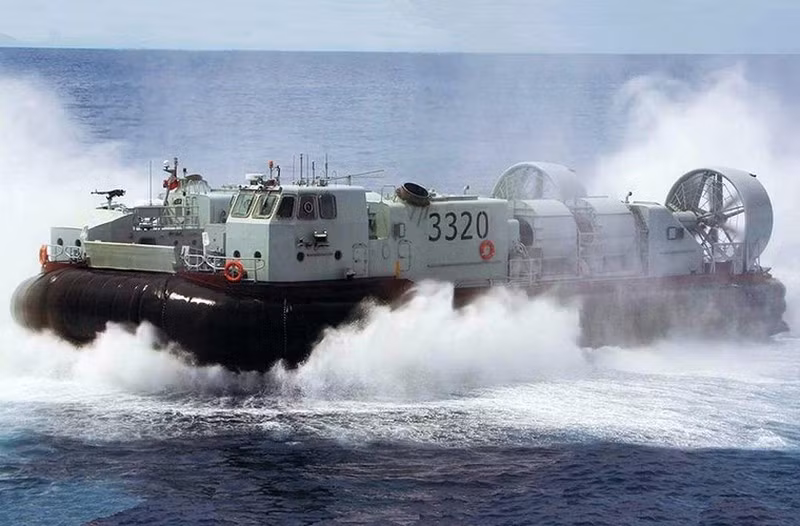 Chiến khu Nam Trung Quốc cho biết, đây là "cuộc diễn tập chiến đấu đổ bộ", hai tàu đổ bộ kiểu 071 và một số tàu đổ bộ đệm khí kiểu 726A chở theo xe tăng chủ lực Type 96A và các binh sĩ thủy quân lục chiến với đầy đủ vũ khí, rời tàu đổ bộ Type 071 và cập vào đảo.