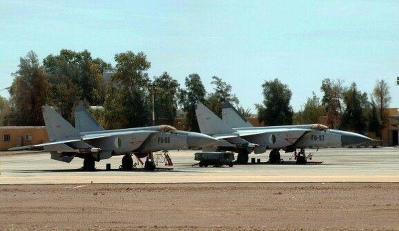 Algeria cũng là nước duy nhất vẫn còn sử dụng MiG-25 và đã đầu tư nâng cấp MiG-25 lên tiêu chuẩn máy bay chiến đấu thế hệ 4 ngay sau khi Chiến tranh Lạnh kết thúc, chủ yếu tập trung vào radar và theo dõi hồng ngoại; do vậy những chiếc MiG-25 của Algeria có thể sử dụng được tên lửa không đối không nâng cấp R-40.