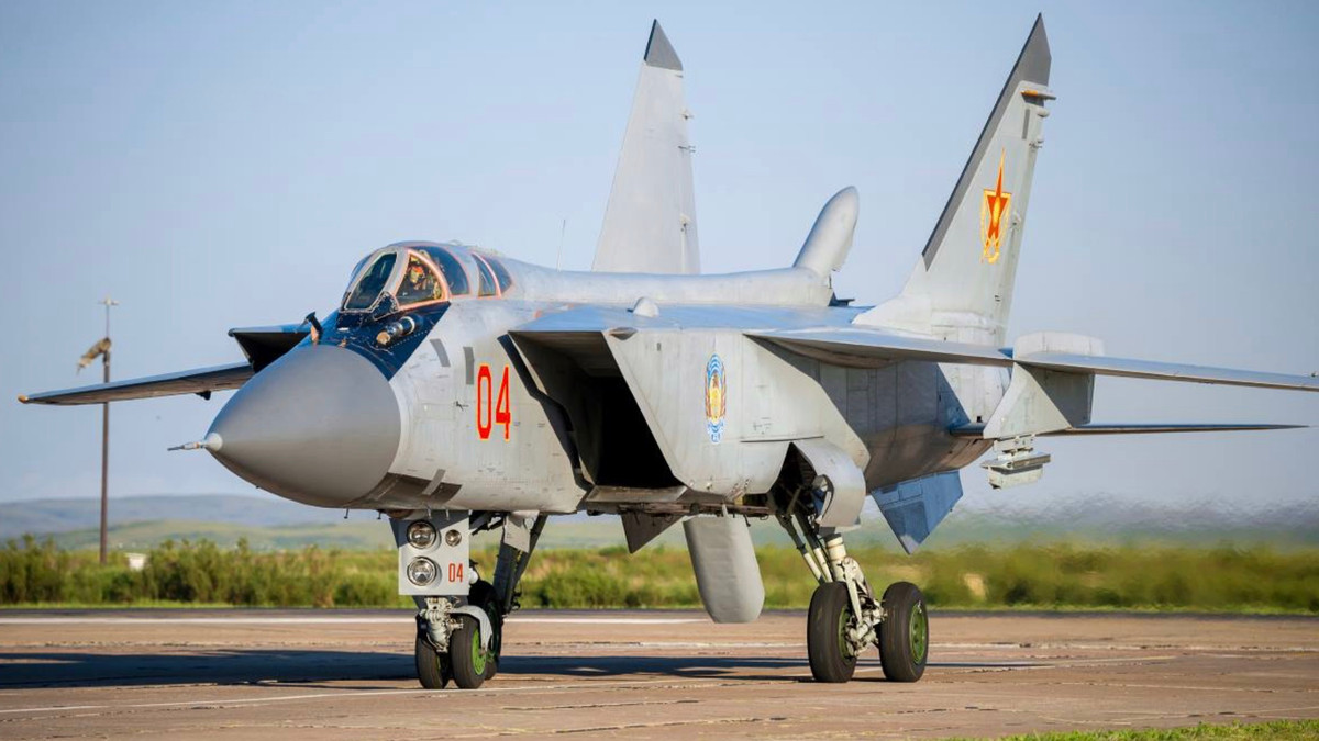 MiG-31BM của Kazakhstan đã được trang bị tên lửa dẫn đường bằng radar chủ động R-77 có tầm bắn 110 km, để bổ sung cho tên lửa R-33 có tầm bắn xa hơn (300km) nhưng nặng hơn và cũ hơn. MiG-31 của Kazakhstan kém hiệu quả so với MiG-31 của Nga, do không được trang bị tên lửa R-37.