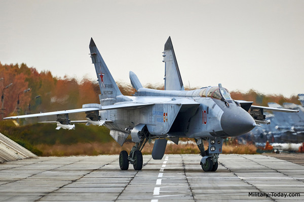 Đứng đầu danh sách loại tiêm kích đánh chặn mạnh nhất còn đang sử dụng là MiG-31BM của Nga. Không quân Nga sở hữu nhiều máy bay đánh chặn hơn tất cả các quốc gia khác cộng lại, và các máy bay phản lực hạng nặng MiG-31BM/BMS là những máy bay đánh chặn mạnh nhất hiện nay.