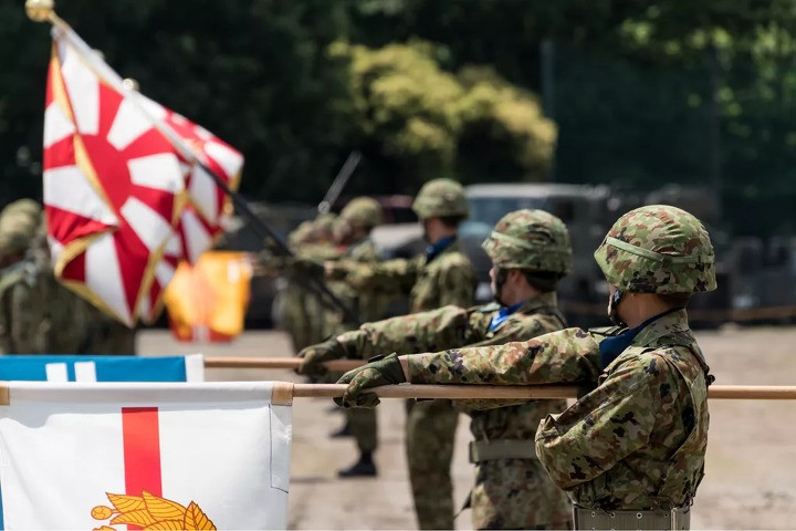 Lực lượng Phòng vệ Nhật Bản, về cơ bản đã được nâng cấp thành "lực lượng phòng vệ" tương tự như của Đức, đã hoạt động rất tích cực trên trường quốc tế trong những năm gần đây; thậm chí còn tới Iraq để phối hợp với Mỹ trong việc tái thiết sau chiến tranh, và duy trì an ninh của Nhật Bản.