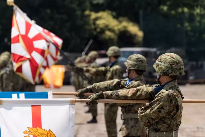 Lực lượng Phòng vệ Nhật Bản, về cơ bản đã được nâng cấp thành "lực lượng phòng vệ" tương tự như của Đức, đã hoạt động rất tích cực trên trường quốc tế trong những năm gần đây; thậm chí còn tới Iraq để phối hợp với Mỹ trong việc tái thiết sau chiến tranh, và duy trì an ninh của Nhật Bản.