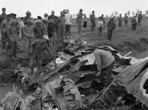 Ngày 4/4, Mỹ mở cuộc tấn công thứ hai vào Hàm Rồng và vùng phụ cận. Cùng tham gia đánh máy bay Mỹ trong trận này còn có 2 tàu chiến của hải quân và các biên đội MiG 17. Đến 17 giờ, trận chiến ác liệt đã kết thúc, quân dân Nam Ngạn - Hàm Rồng đã bắn thêm 30 máy bay Mỹ.