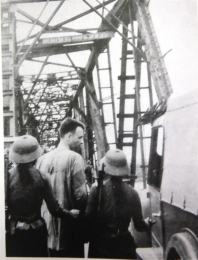 Cầu Hàm Rồng vẫn hiên ngang tồn tại, thách thức sức mạnh của không lực Mỹ. Mạch máu giao thông Bắc-Nam vẫn được giữ vững cho những đoàn quân, cùng vũ khí, đạn dược hướng vào miền Nam.