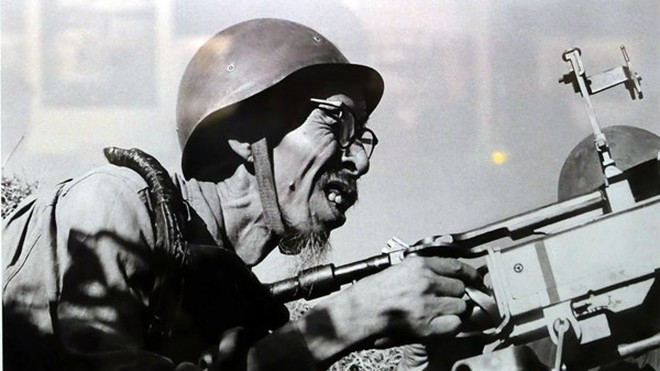 Góp phần vào chiến thắng còn có hàng nghìn người dân, các cụ ông, cụ bà cao tuổi sẵn sàng làm tất cả để hỗ trợ các lực lượng chiến đấu. Nhà sư Đàm Xuân đã biến nhà chùa thành trạm xá cứu chữa thương binh và cùng bà con lo cơm ăn, nước uống tiếp tế cho bộ đội...