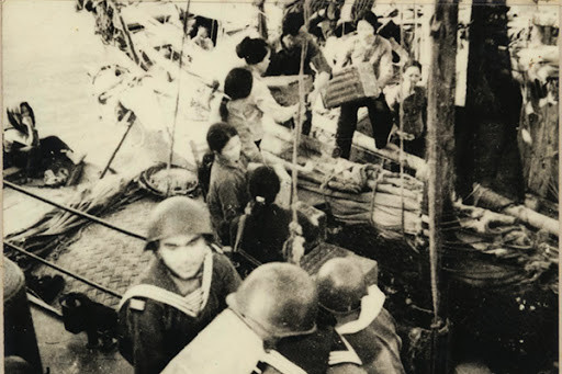 Trong chiến thắng vang dội ngày 3-4/4/1965, có sự đóng góp to lớn của lực lượng dân quân tự vệ và nhân dân địa phương. Như tấm gương chiến đấu, hy sinh anh dũng của Trung đội trưởng Trung đội dân quân xếp dỡ Hàm Rồng Đỗ Khắc Cảu, mặc máu loang đỏ áo vẫn chỉ huy đồng đội chuyển đạn cho các chiến sĩ pháo cao xạ.