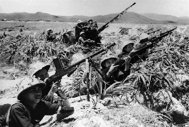 Tối 2/4/1965, quân ta dự đoán và đưa ra quyết tâm: “Địch sẽ đánh Hàm Rồng ngày 3/4. Phải tổ chức đánh chắc, đánh trúng, bắn rơi tại chỗ nhiều máy bay địch, bảo vệ mục tiêu, tiết kiệm đạn dược”. Ngay trong đêm, người dân đã được sơ tán triệt để ra khỏi trận địa trong bán kính 5 km, tính từ tâm điểm là cầu Hàm Rồng.