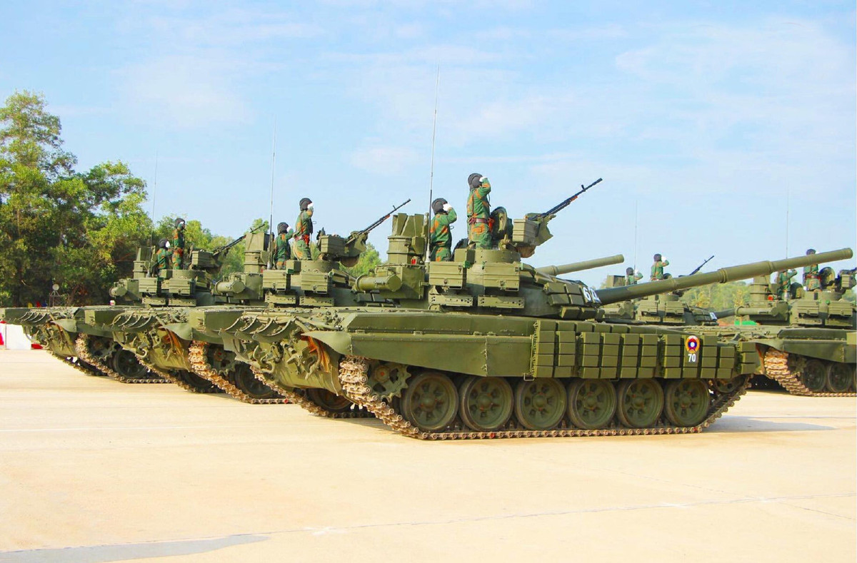 Vì vậy, một hướng đi tiết kiệm mà lại đẩy nhanh quá trình hiện đại hóa lực lượng xe tăng của lục quân Việt Nam có thể là mua số lượng lớn các xe tăng T-72B nâng cấp từ Nga. T-72B nâng cấp có cấu trúc kíp lái và nhiều thành phần chiến đấu tương đồng với T-90S, cùng dùng chung pháo và chung đạn, dễ dàng trong công tác bảo trì bảo dưỡng và hậu cần đạn dược. Trong khi đó, giá cả của những chiếc T-72B nâng cấp chắc chắn rẻ hơn nhiều so với T-90S hiện đại sản xuất mới. Ảnh: Xe tăng T-72B1MS của lục quân Lào.