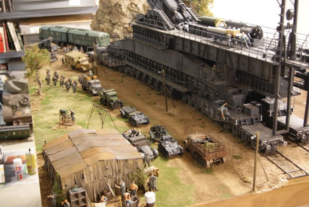 Hơn 4 nghìn người đã tham gia việc lắp đặt Dora gần Sevastopol, để chuẩn bị cho siêu pháo có thể bắn được viên đạn đầu tiên. Đây là số lượng người lớn chưa từng có để chuẩn bị cho một khẩu pháo hoạt động. Ngoài số pháo thủ, nhân viên kỹ thuật, kỹ sư lắp ráp đến 250 người, còn vài nghìn công nhân chuẩn bị công sự và các việc tạp dịch khác.