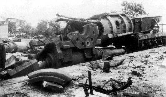 Trong hai siêu pháo được chế tạo, chỉ có Dora tham gia vào các cuộc chiến; còn khẩu Gustav không bao giờ được sử dụng trong chiến đấu. Công ty Krupp đã thiết kế và chế tạo khẩu thứ ba với nòng dài 52 mét mới, được gọi là Long Gustav, đã không được hoàn thành cho đến khi Thế chiến 2 kết thúc. Nguồn ảnh: Warhistory.